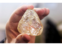 「全球最窮國」翻身的希望　牧師挖到709克拉超大鑽石