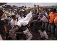 挖親人遺體「共舞」！馬達加斯加超駭人習俗...致100人瘟疫死