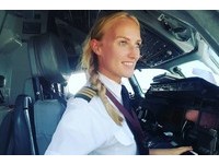 荷蘭24歲金髮妞實現飛行夢　「最正副機長」狂吸11萬粉絲！