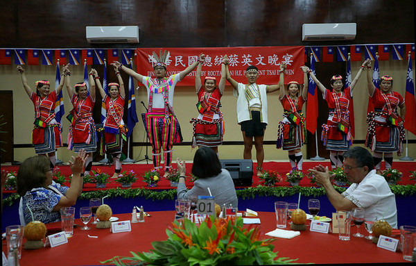 ▲▼台灣原住民在馬紹爾表演。（圖／總統府提供）