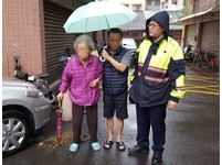 85歲老婦迷途街頭淋雨　愛心手鍊替她找到回家的路