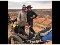 102天徒步1800公里！雪梨夫妻帶1歲娃　看遍澳洲美景