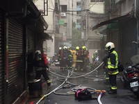 快訊／北市民權東路一段店面大火　疑有人受困搶救中