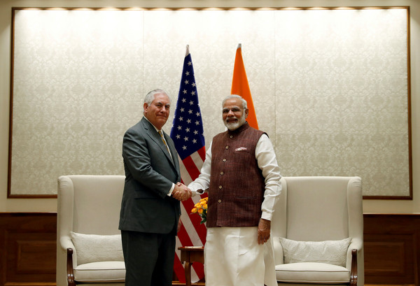 ▲美國國務卿提勒森在2017年10月25日於印度新德里總理府舉行會議之前，與印度總理莫迪握手。（圖／路透社）