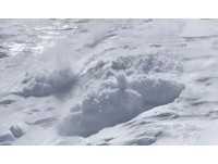 海拔5300公尺遇山崩...雪浪撲8人　陸續探出頭全倖存