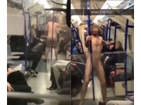 我的老天鵝！倫敦地鐵驚見裸男跳鋼管舞　還做不雅動作