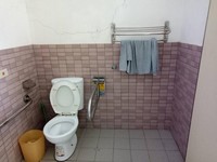 台南小學半夜「廁所有人」！日薪1600水泥工　翻牆住進洗澡