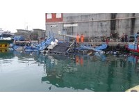 花蓮漁船漁港內沈船　油汙擴散汙染50平方公尺