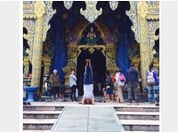 雙腳朝天大不敬　瑜珈大師在泰國「寺廟前倒立」挨轟！