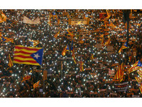 75萬人點燈「擠爆巴塞隆納」　要求釋放加泰隆尼亞領袖