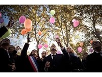 散播彩色氣球...巴黎連環恐攻兩周年　馬克宏夫婦默哀