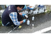 七腳川溪大量泡沫　環保局：民眾清洗廢清潔劑空桶造成