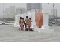 穿「亮綠吊帶泳衣」露屁屁逛哈薩克　6遊客被捕一人罰2千！