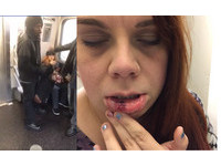 不滿男乘客叉開腳坐　紐約女遭罵「臭婊子」…打到嘴角流血