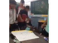 腳踹椅砸...高職生遭同班同學圍毆　肇因偷藏作業本又回嗆