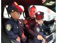 被開單愛上！3歲雙胞胎「開警車」訪查30警察局...萌翻網友