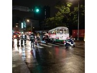 出門倒垃圾！74歲爺帶3歲孫過內湖金龍路…遭轉彎小巴輾頭雙亡