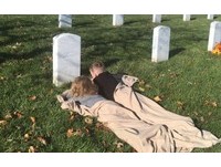 軍人爸過世　小兄弟墓碑前「互擠毛毯」：感覺就在身邊