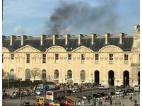 快訊／黑煙竄天際！法國羅浮宮地下室起火　急疏散民眾逃離