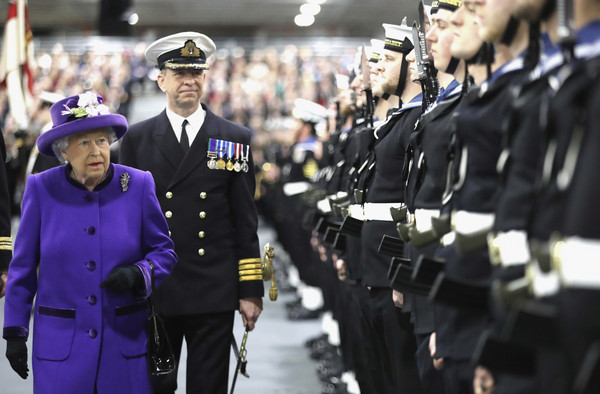 ▲▼2017年12月7日，英女王伊莉莎白二世（Queen Elizabeth II）親自主持新航母伊莉莎白號（HMS Queen Elizabeth）的服役儀式並給予祝福。（圖／達志影像／美聯社）