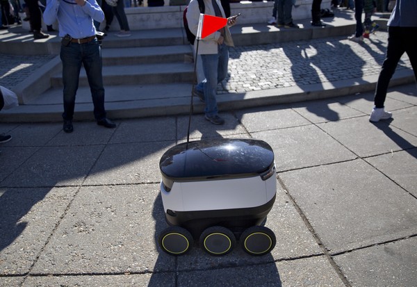 ▲▼舊金山通過一項新立法，禁止送貨機器人在人行道上通行。（圖／達志影像／美聯社）