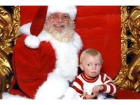 1歲童聖誕老人旁比手語「救命阿」　媽笑翻…網揭破綻