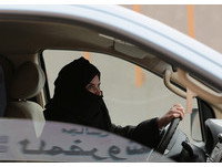 沙國女性將可開卡車＋摩托車　若肇事要送「特別中心」