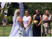 澳洲首場同性婚禮熱鬧舉行　女伴侶穿白紗甜吻「我願意」