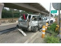 休旅車挨撞凹陷破碎…副駕駛重傷身亡！目擊者嚇傻：BMW男闖紅燈
