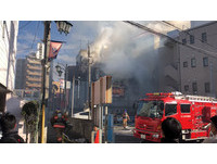 日本琦玉「風俗店大火」！2、3樓伴爆炸聲狂燒　4死8傷