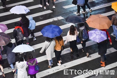 入夜後「中部以北」轉雨！　鄭明典睡前提醒：雨帶要上陸了