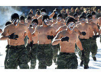 零下20度！南韓歐巴對美國陸戰隊　雪地肉搏格鬥超熱血