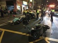 華中橋2女騎士停紅燈遭追撞　疑肇事男頭部受創命危