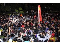 快訊／抗議勞工堅決不散！警方強勢抬人清場　爆激烈衝突