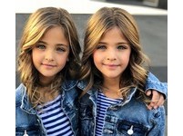 金髮大眼有如洋娃娃！7歲小蘿莉被封「世上最美雙胞胎」