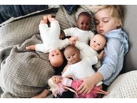 網紅萌妹抱「3種膚色」娃娃被讚爆　媽：在孩子眼裡都一樣