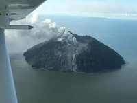 巴布亞新幾內亞沉睡472年火山首爆發！　灰燼直噴2公里高