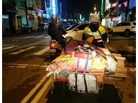 90歲爺爺18度雨夜拾荒養浪浪　受凍街頭警民幫撐傘、修車