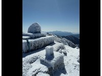 山頭白茫茫!玉山冰封積雪5公分 連主峰石碑也結冰