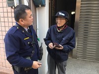 幫病妻買午餐！80歲翁寒風進不了屋　警開門見遺照：眼淚直打轉