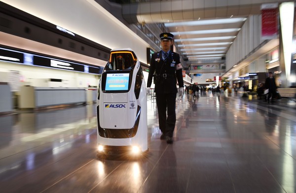 ▲▼ 為迎接 2020 年東京奧運，日本羽田機場導入 17 家廠商所開發的機器人支援機場旅客服務。圖為ALSOK綜合警備保障株式會社的機器人「Reborg-X」（圖／視覺中國CFP）