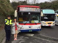 公車夾縫找回手機！　山東正妹流淚大讚「台灣警察好溫暖」