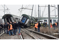 載滿數百乘客！米蘭近郊火車出軌　至少3死10重傷百人輕傷