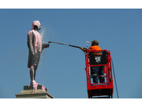 「還記得大屠殺！」澳洲國慶日前夕　庫克船長雕像遭潑粉紅漆