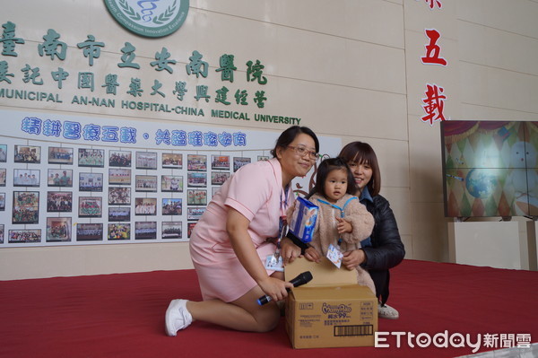 安南医院baby fashion show 小恐龙夺第1名