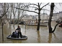 塞納河潰堤淹巴黎！洪水暴漲1千人急疏散　民眾划船見滿街老鼠