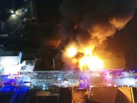 快訊／黑夜中爆炸聲「空拍圖嚇人」！烏日鐵皮工廠火警燒毀5戶