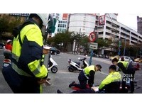 警巡邏見男子「靜止躺大街」瀕死　與民合作CPR救回一命