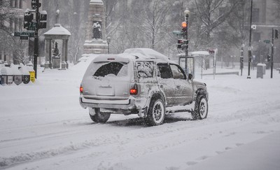 暴雪侵襲法國東南部！「1人死亡＋30萬戶停電」...鐵、公路癱瘓