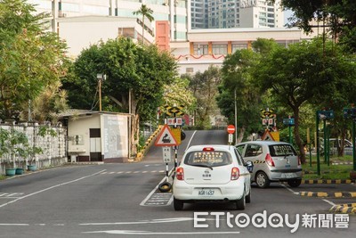 男生上駕訓班會被放生？鄉民曝潛規則「看過女學員練車就知原因」